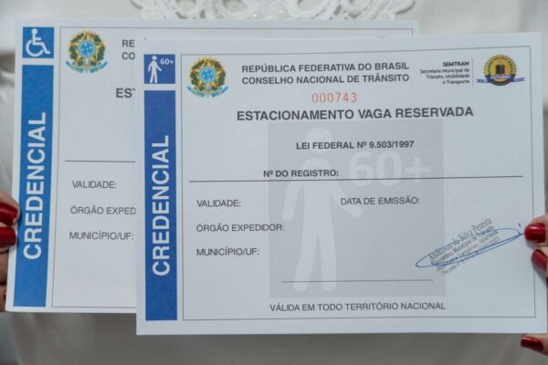 Prefeitura atinge a marca de mil credenciais gratuitas emitidas para estacionamento em vagas reservadas a idosos e PcD no Porto Velho Shopping