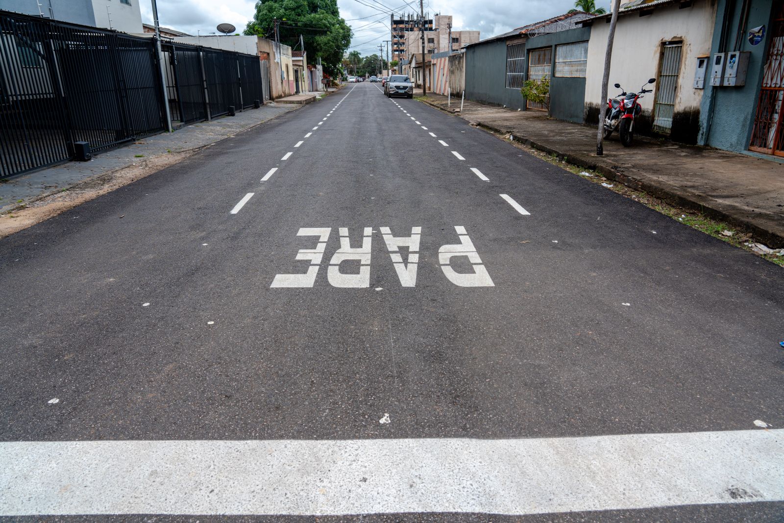 Pacote de obras leva recapeamento, sinalização das ruas e iluminação pública ao bairro Embratel