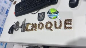 www.deixaeutefalar.com.br BPChoque recebe denúncia e prende jovem com arma em residencial na zona leste