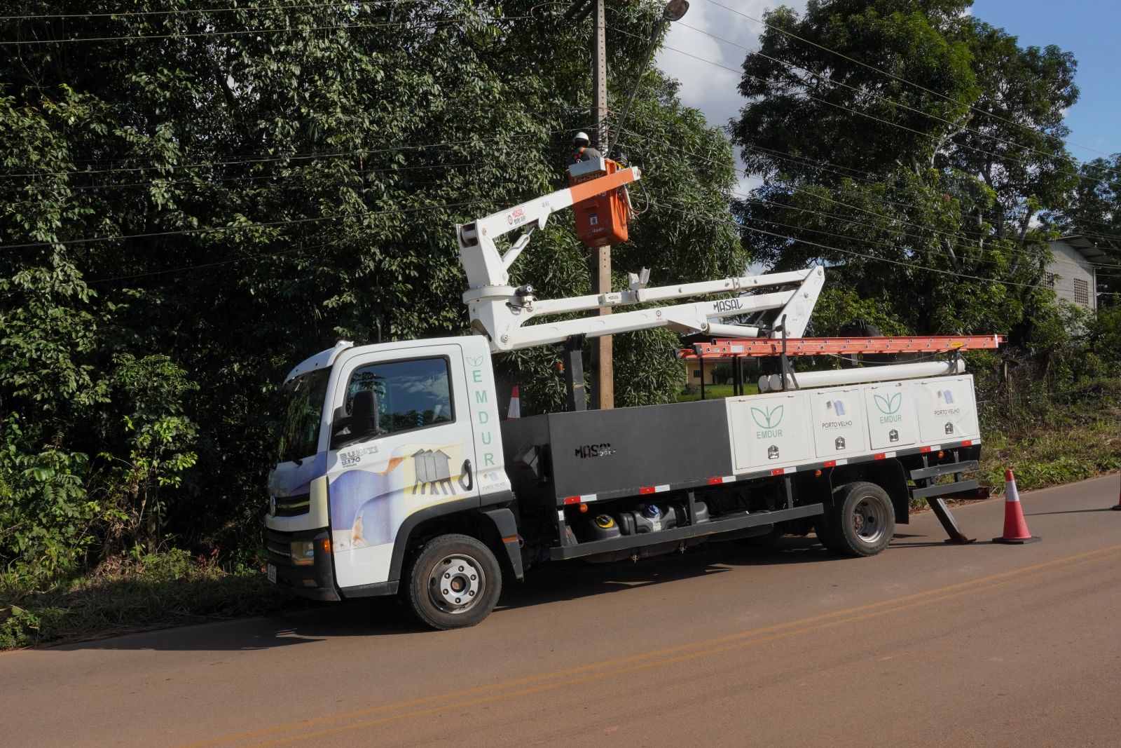 Fios da Estrada 13 de Setembro são furtados logo após revitalização da iluminação na via