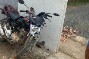 www.deixaeutefalar.com.br Motociclista em alta velocidade não consegue fazer curva e colide violentamente em muro