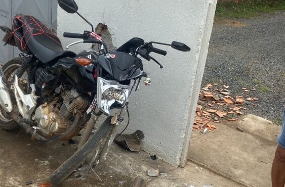 Motociclista em alta velocidade não consegue fazer curva e colide violentamente em muro