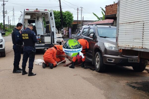 Suspeito de roubo é espancado e tem perna fraturada pela população na zona leste