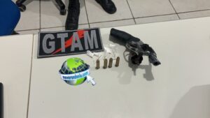 Membro de facção atacado a tiros é preso com revólver em carro de aplicativo