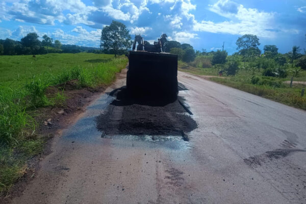 Deputado Jean Oliveira, DER segue com operação tapa-buracos na RO-383 sentido Alta Floresta d’Oeste