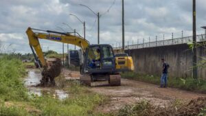 www.deixaeutefalar.com.br Valas e canais do bairro Três Marias recebem equipes de limpeza