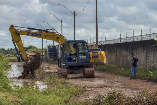 Valas e canais do bairro Três Marias recebem equipes de limpeza