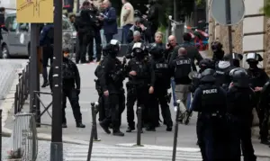 www.deixaeutefalar.com.br Polícia prende homem em Paris após incidente em consulado do Irã