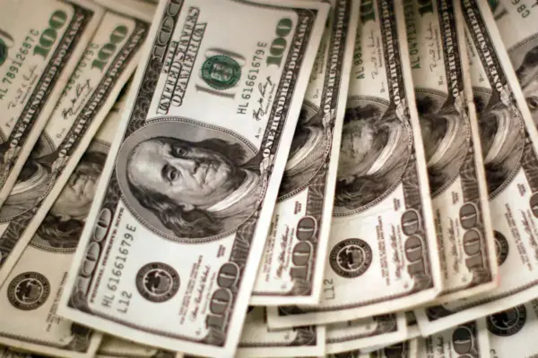 Dólar cai para R$ 5,24 em dia de ajuste no câmbio