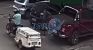 Indivíduo é flagrado por câmeras de segurança furtando bolsa com R$1.500,00