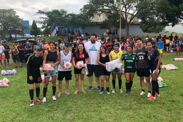Deputado Jean Oliveira entrega kits esportivos para times em Porto Velho