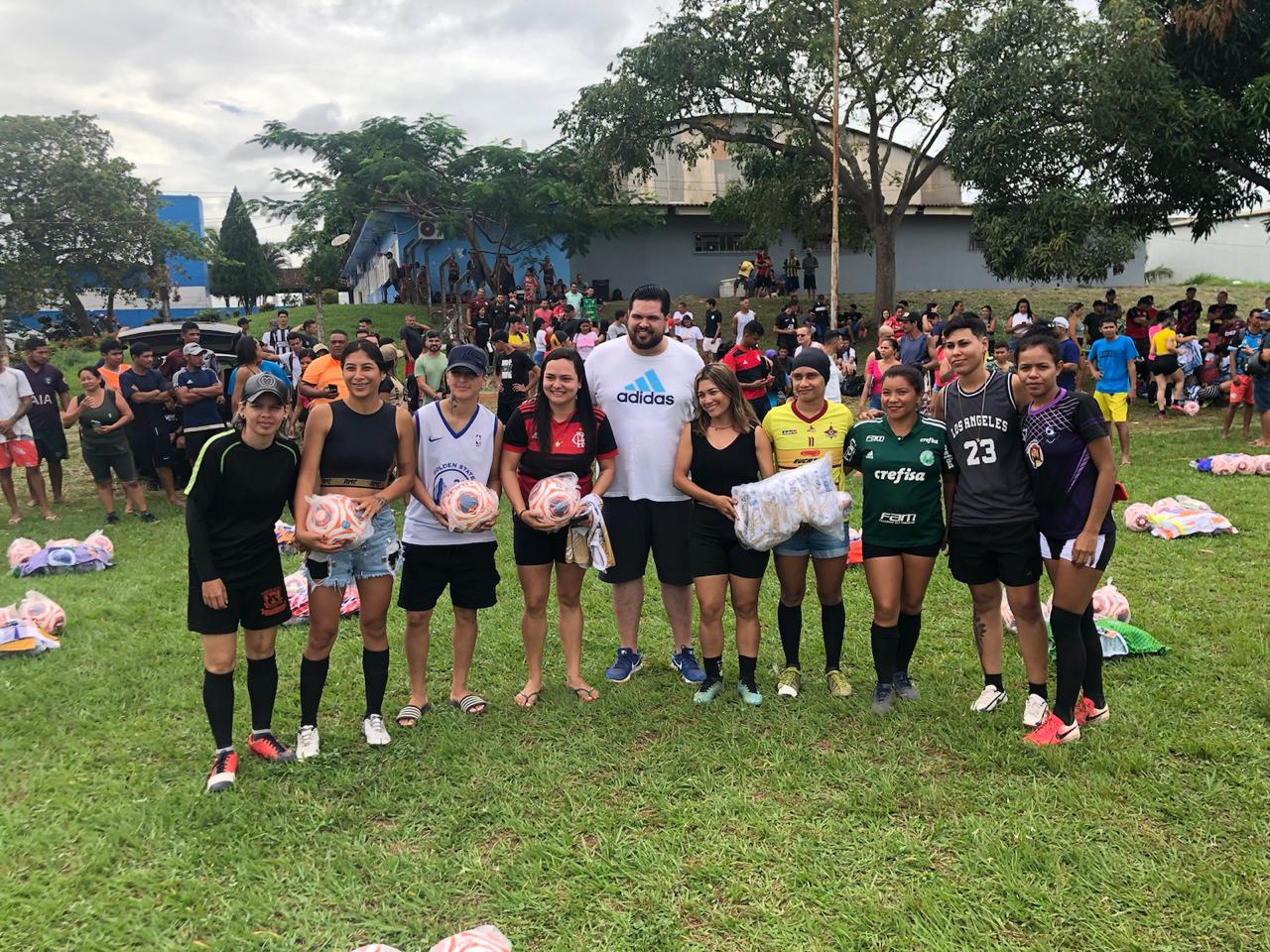Deputado Jean Oliveira entrega kits esportivos para times em Porto Velho