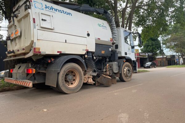 Caminhão vassoura auxilia nos serviços realizados em Porto Velho