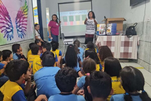 Ações educativas incentivam o descarte correto de resíduos nos ecopontos