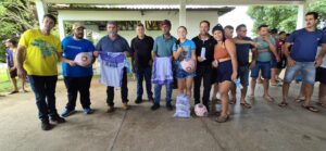 www.deixaeutefalar.com.br Deputado Jean Oliveira entrega kits esportivos em Santa Luzia d’Oeste