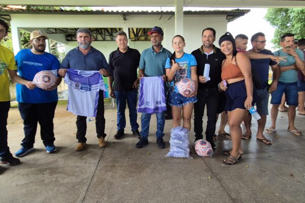 Deputado Jean Oliveira entrega kits esportivos em Santa Luzia d’Oeste