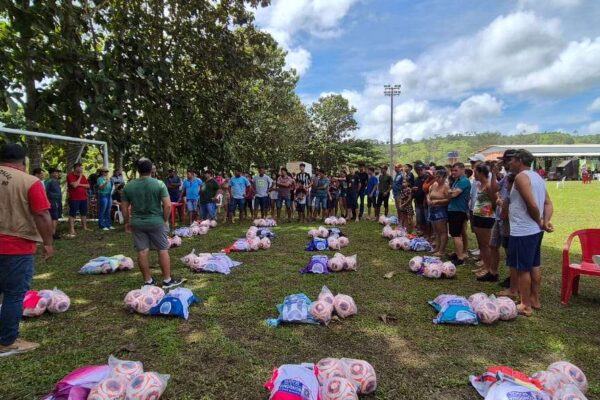 Deputado Jean Oliveira entrega 24 kits esportivos para times em Novo Horizonte do Oeste