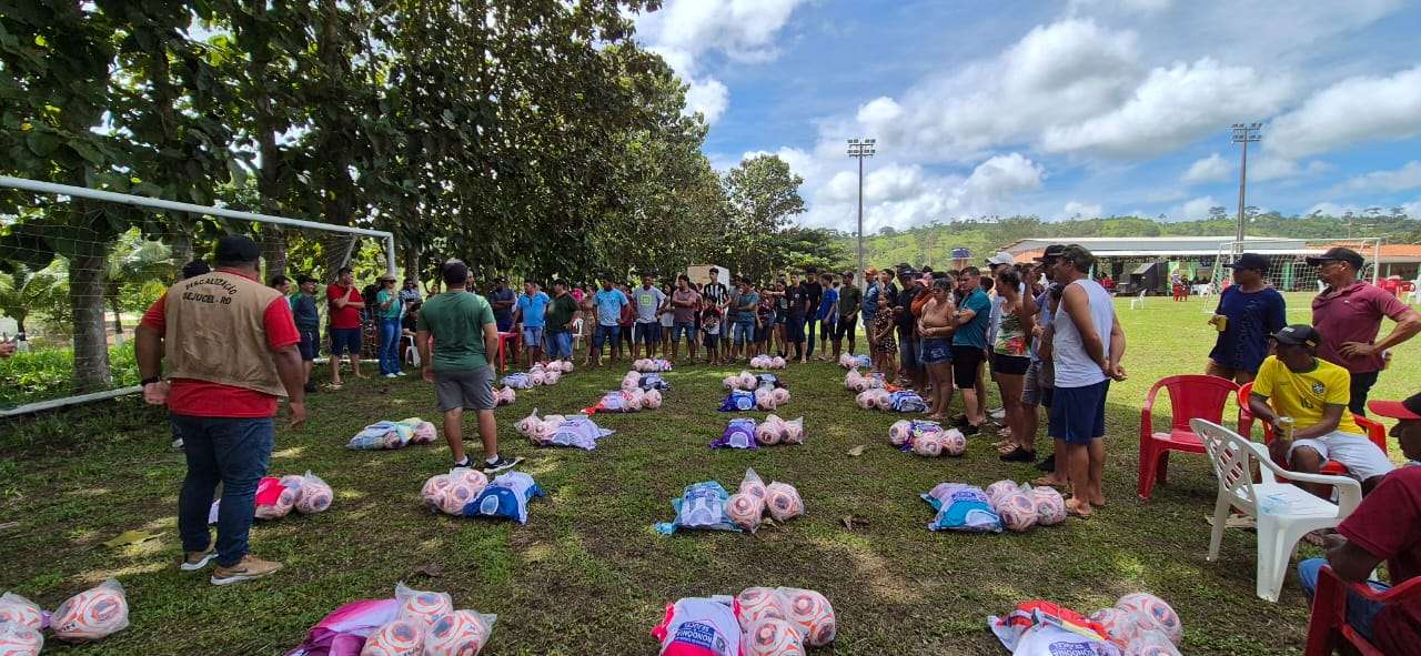 Deputado Jean Oliveira entrega 24 kits esportivos para times em Novo Horizonte do Oeste