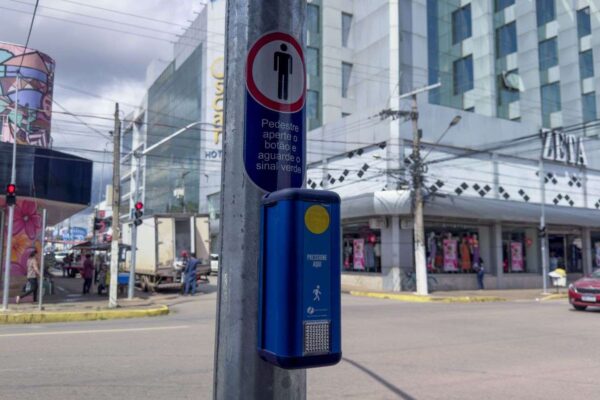Semáforos inteligentes com sinais sonoros para deficientes visuais são instalados em Porto Velho