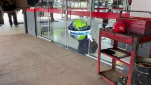 Moradora de rua pede socorro depois de ser esfaqueada pelo marido