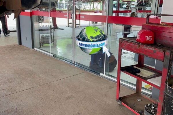 Moradora de rua pede socorro depois de ser esfaqueada pelo marido