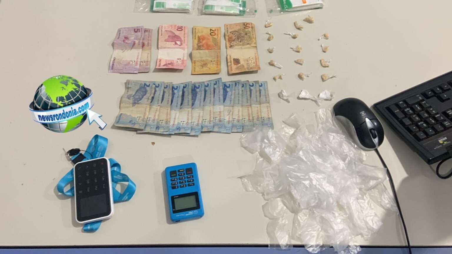Apenada monitorada é presa com drogas em bar usado como boca de fumo