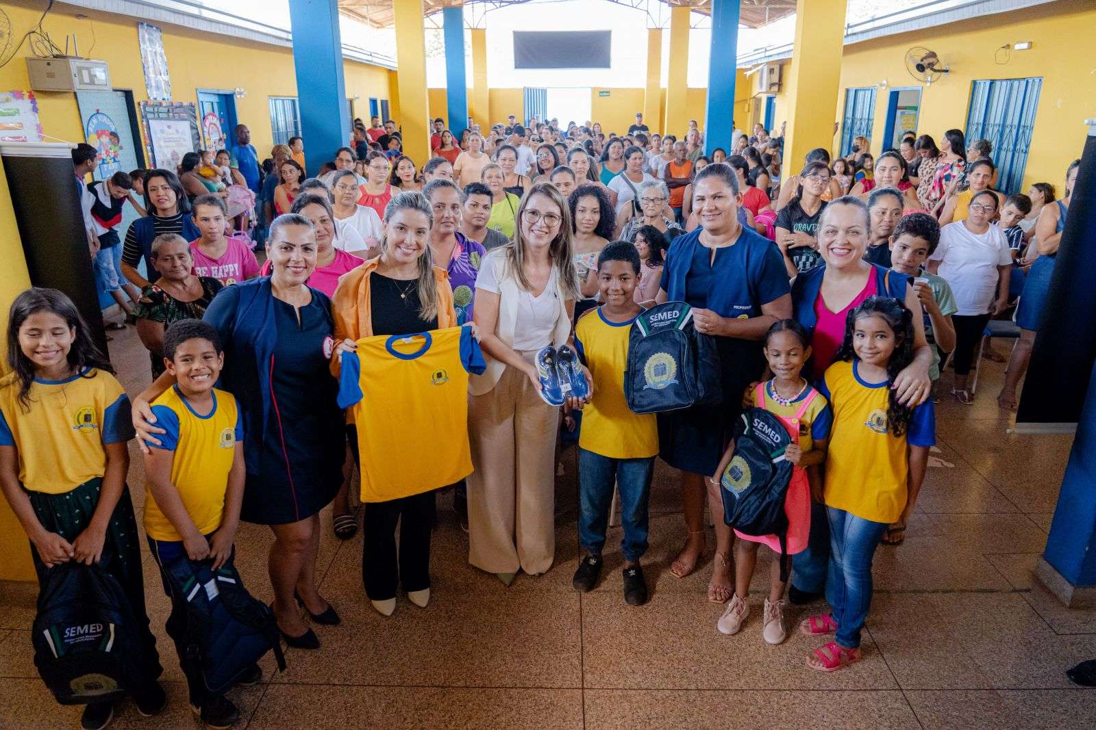 Prefeitura de Porto Velho entrega uniformes escolares nas escolas do baixo Madeira e zona Leste