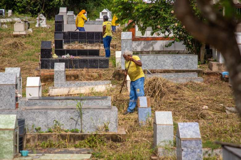 Prefeitura realiza limpeza nos cemitérios municipais de Porto Velho