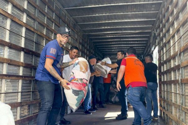 Primeiro caminhão com donativos arrecadados em Porto Velho é carregado com destino ao Rio Grande do Sul