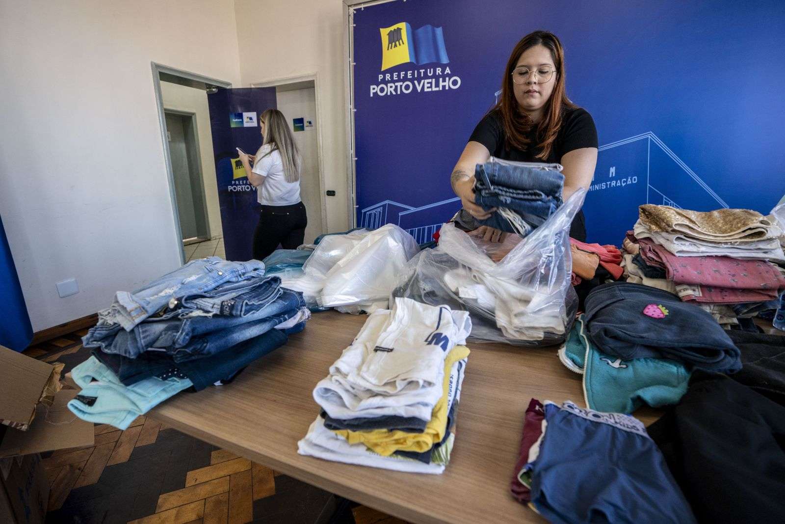 Voluntários recebem donativos da campanha SOS Rio Grande do Sul no Prédio do Relógio
