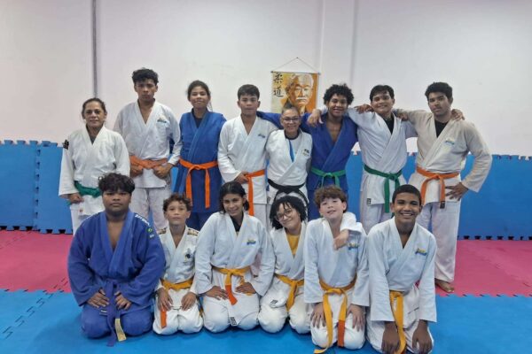 Equipe de judô do Programa Talentos do Futuro se prepara para campeonato estadual