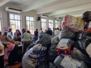Pessoas de todas as regiões de Porto Velho comparecem ao Prédio do Relógio para doações