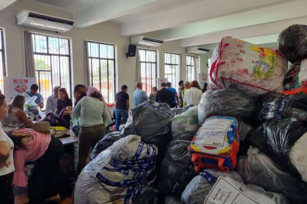 Pessoas de todas as regiões de Porto Velho comparecem ao Prédio do Relógio para doações