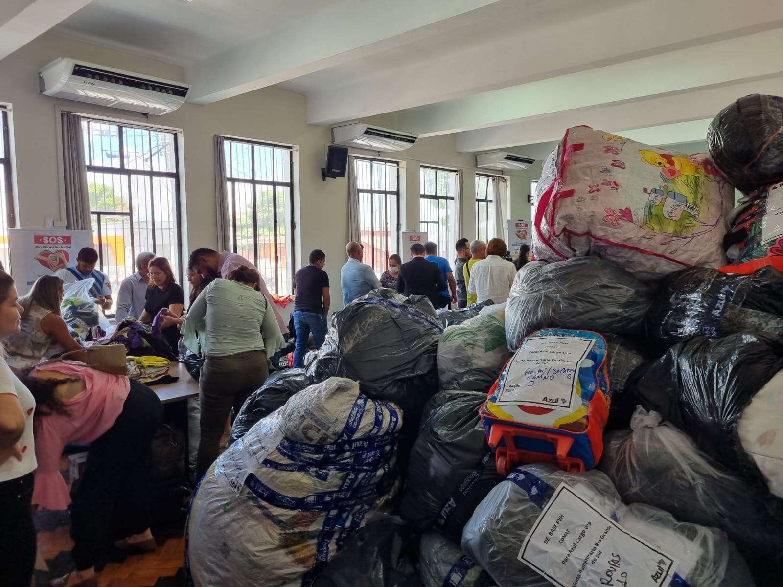 Pessoas de todas as regiões de Porto Velho comparecem ao Prédio do Relógio para doações