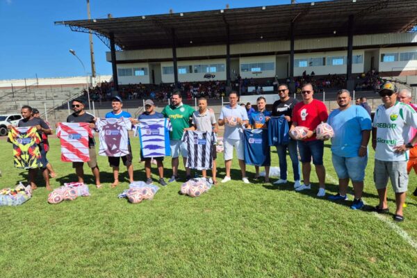 Deputado Jean Oliveira entrega kits esportivos para times de Alta Floresta d’Oeste e Rolim de Moura