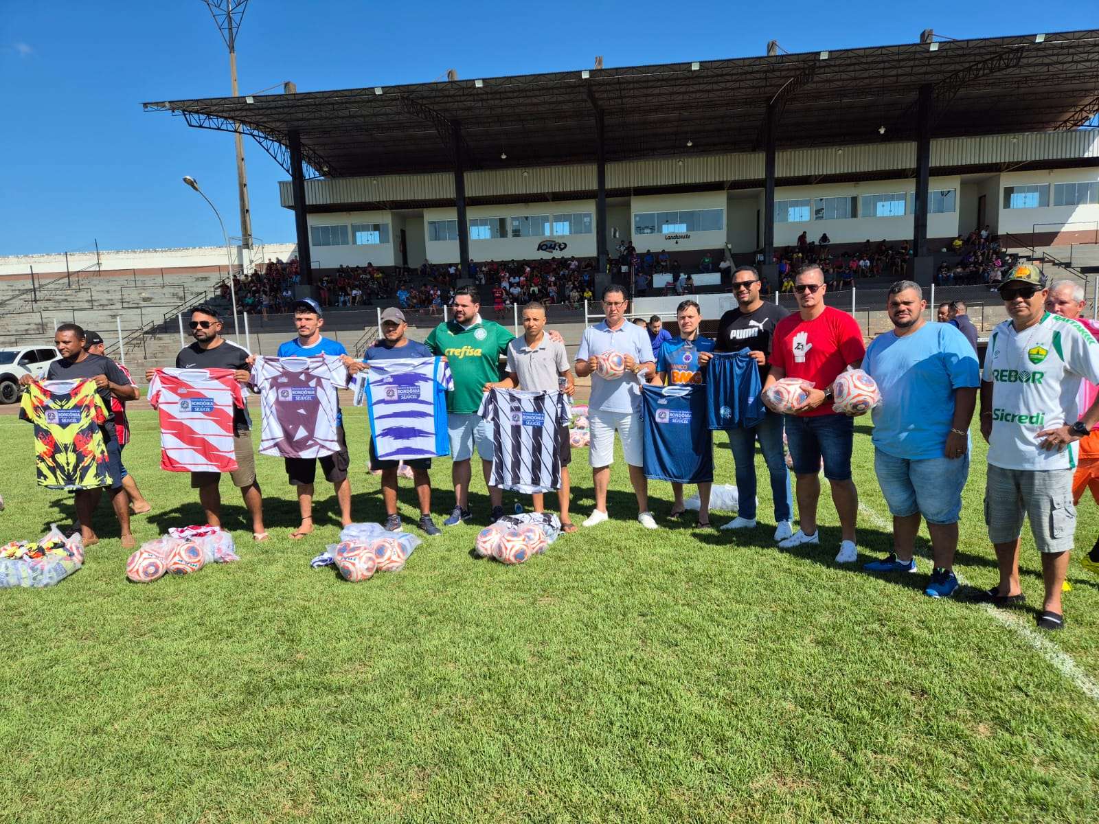 Deputado Jean Oliveira entrega kits esportivos para times de Alta Floresta d’Oeste e Rolim de Moura