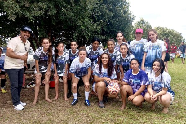 Deputado Jean Oliveira entrega kits esportivos para times de Ariquemes no Garimpo Bom Futuro