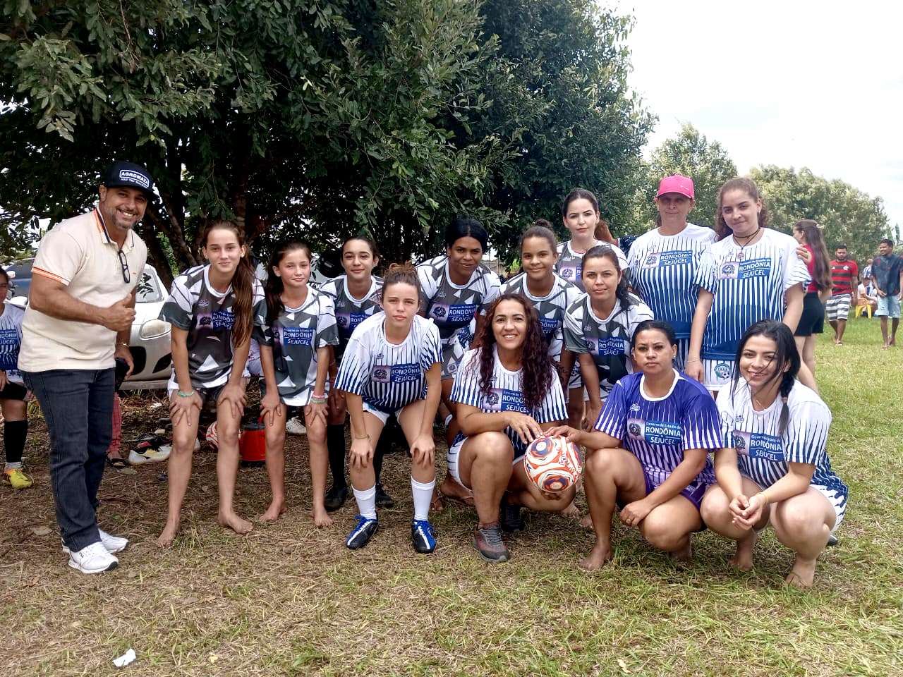 Deputado Jean Oliveira entrega kits esportivos para times de Ariquemes no Garimpo Bom Futuro