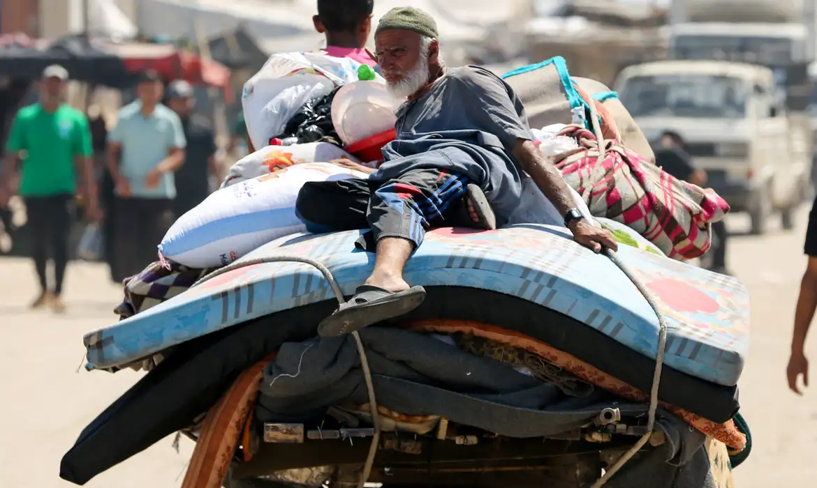 Forças israelenses intensificam bombardeio em Gaza