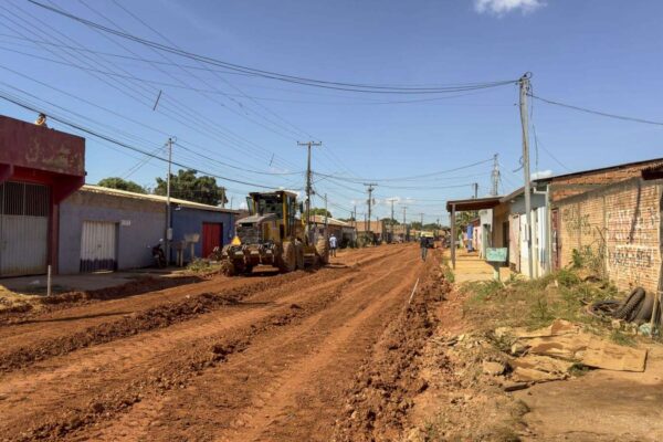 Vias do bairro Três Marias recebem serviços de pavimentação, meio-fio, sarjeta e calçada