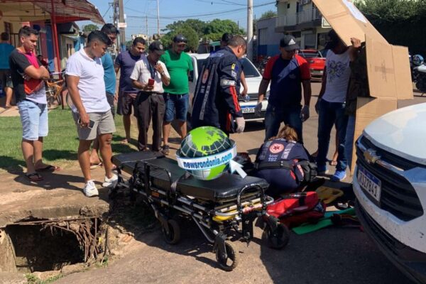 Carro invade preferencial e causa gravíssimo acidente com motociclista