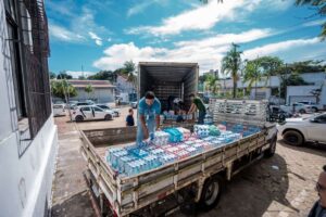 www.deixaeutefalar.com.br Carreta com mais de 37 mil litros de água é carregada para ser levada ao Rio Grande do Sul