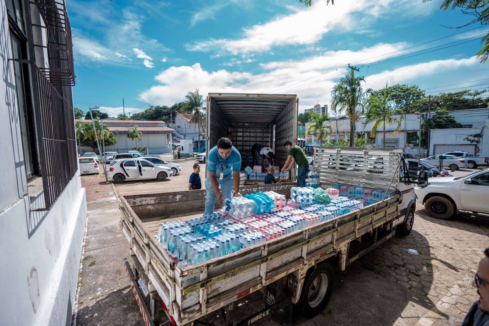 Carreta com mais de 37 mil litros de água é carregada para ser levada ao Rio Grande do Sul