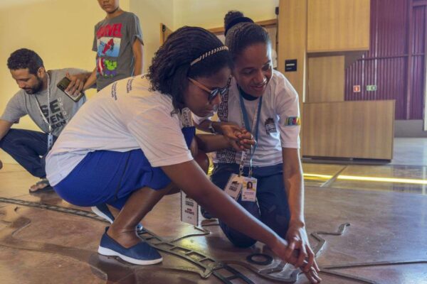 Museu da Estrada de Ferro recebe visitas de pessoas com deficiência visual
