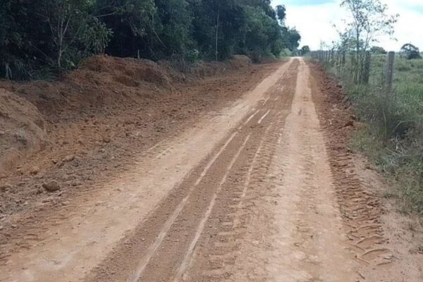 Prefeitura realiza manutenção na estrada do Areia Branca e comunidade Terra Nossa