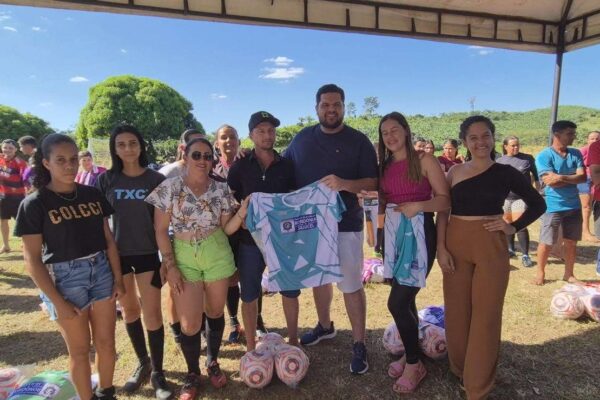 Jean Oliveira entrega kits esportivos durante torneio de futebol Society no assentamento do Betinho em Alta Floresta