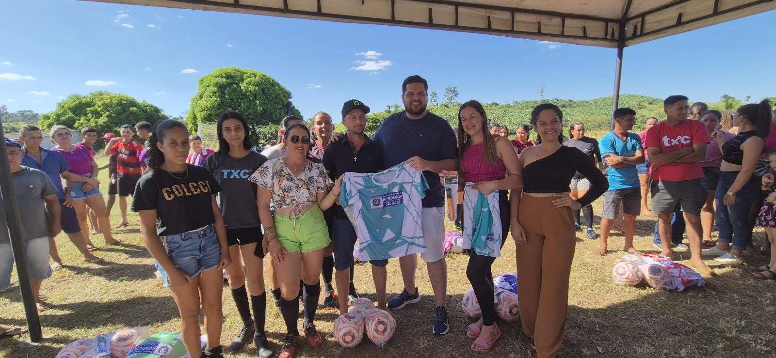 Jean Oliveira entrega kits esportivos durante torneio de futebol Society no assentamento do Betinho em Alta Floresta