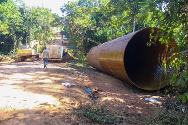 Prefeitura substitui bueiro na linha 42 da Bacia Leiteira em Porto Velho