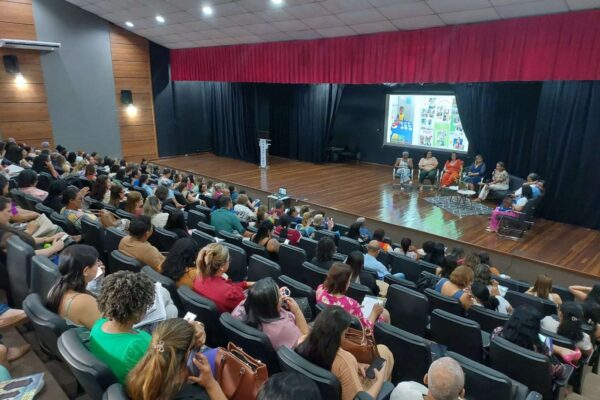 Oficina de Metas e homenagens às escolas com bom desempenho no Saero movimenta gestores da rede municipal