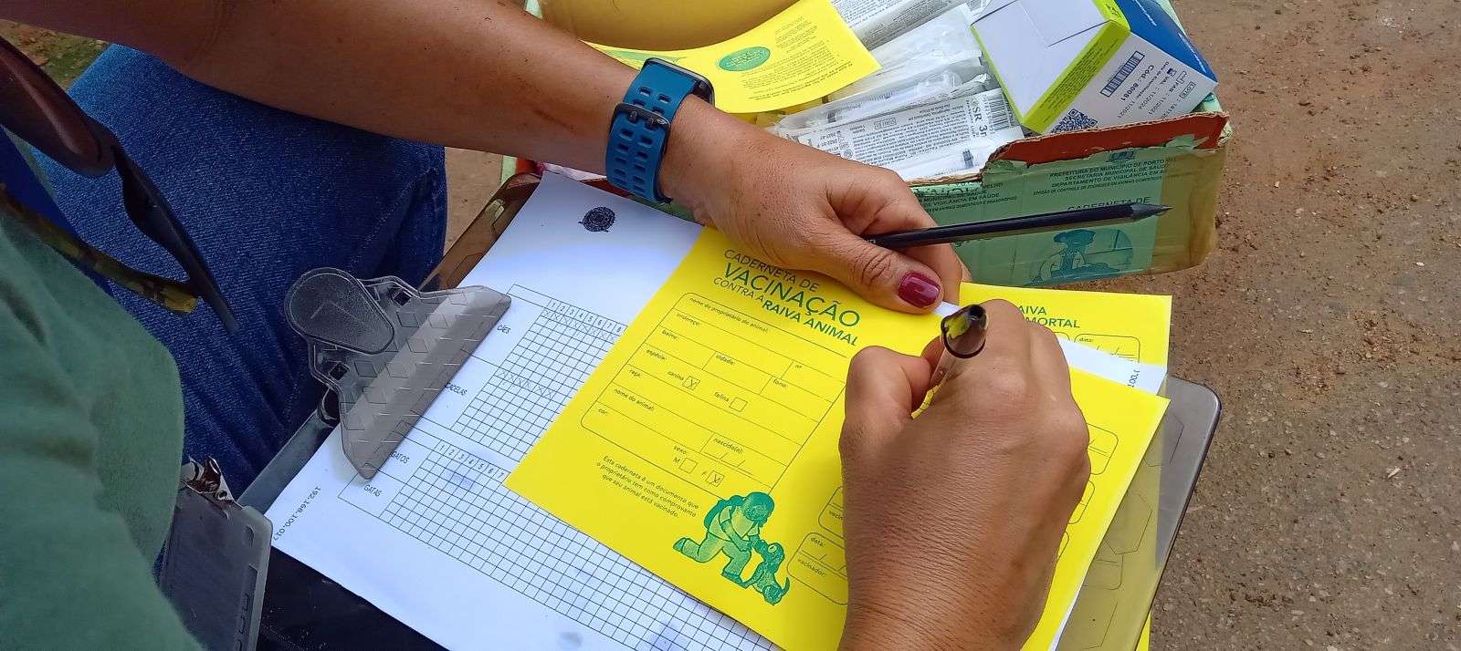 Prefeitura leva vacinação contra a raiva para cães e gatos ao assentamento Joana D’Arc